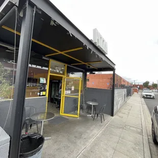 the outside of a restaurant