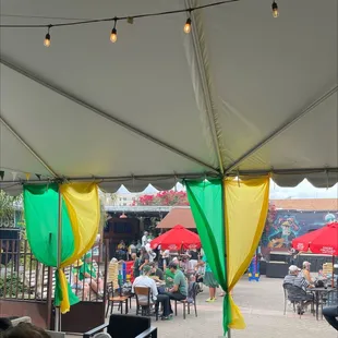 We absolutely loved the service, food, and atmosphere here for the Mighty Oregon Alumni Tailgater.  Awesome bar!!!