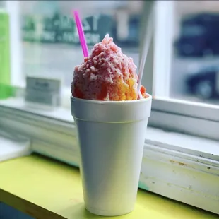 stuffed shaved ice // oklahoma sunset

flavors // mango + peach + tigers blood

stuffed with mango sorbet + topped with sweet cream