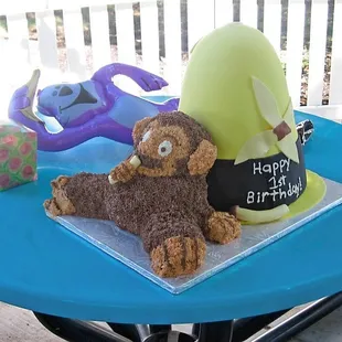 I was so impressed with not only how beautiful the cake came out but hoe delicious it was...she is now my cake lady! :-)