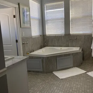 Spa tub
