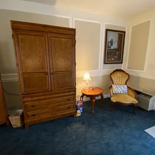 Nice sitting area in this spacious room.