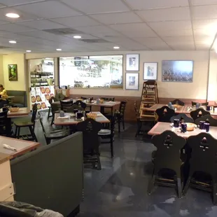 Comfortable dining area to gather with family and firends or a private business meeting place.