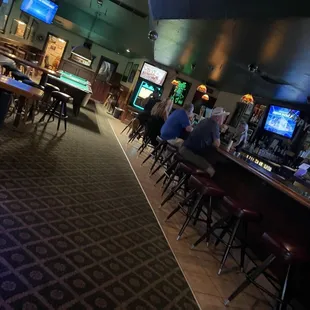 ows people sitting at the bar