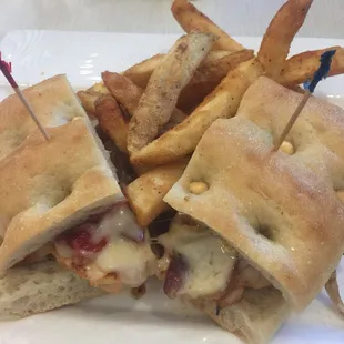 Giana&apos;s Chicken Sandwich with chipotle mayo