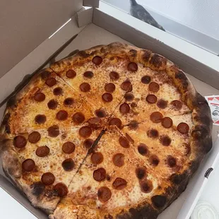 Burnt pizza 18" Pepperoni