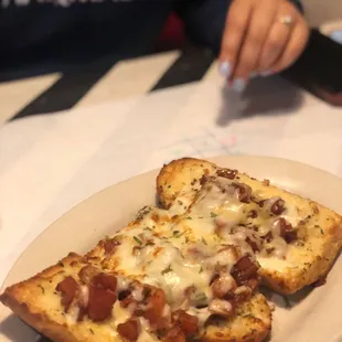wo slices of pizza on a plate