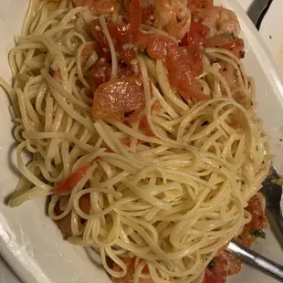  plate of pasta with shrimp and tomatoes