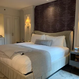 Loooook at this bed! So comfy