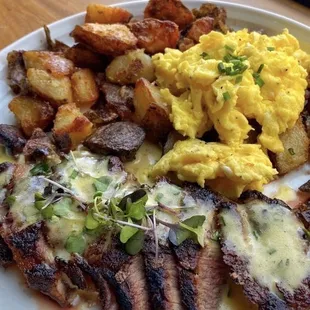 Steak and eggs brunch | Instagram: slimthiccarbs