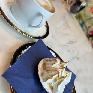 Cappuccino et lemon meringue dessert