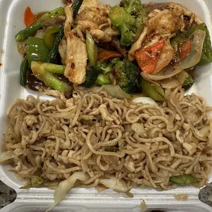 hunana Queen. Shrimp, chicken beef and delicious Hunan sauce chicken chow mein