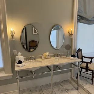 The Lee Suite marbled bathroom