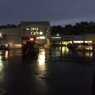 the outside of the restaurant at night