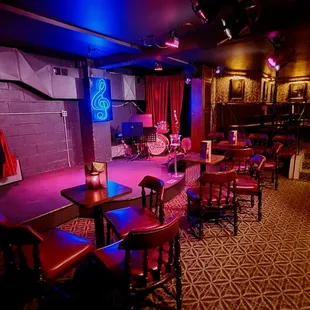 Before the crowd settles in at the Jazz Estate.