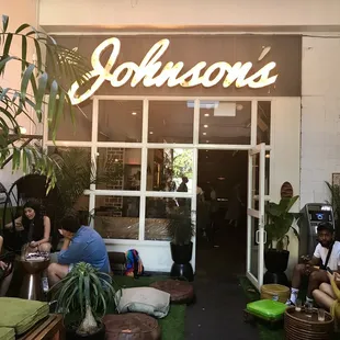 Shouldn't it be "the Johnsons' "?