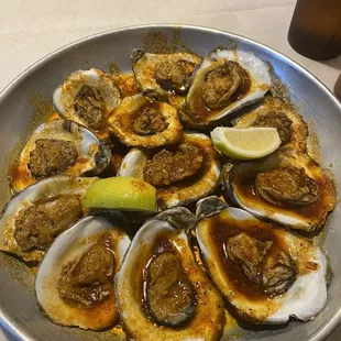 a large platter of oysters