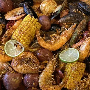 shrimp, corn, potatoes, and corn on the cob