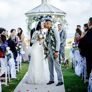 Outdoor wedding ceremony at Kahala Resort - Photography by HNL Studios www.hnlstudios.com