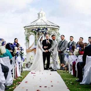 Outdoor wedding ceremony at Kahala Resort - Photography by HNL Studios www.hnlstudios.com