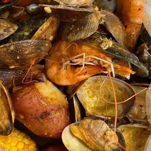 Kickin Style w Clams, Shrimp, Mussels, corn, potatoes, and sausage