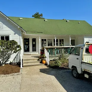 a truck parked in front of a white building