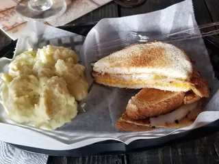 Golden's Pub And Deli