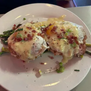 Eggs Benedict (Best Hollandaise Sauce around)