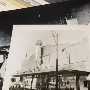 a black and white photo of a building