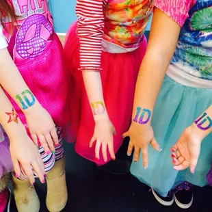 One Direction glitter tattoos!