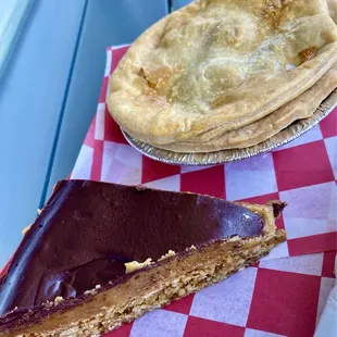 Aussie Pie with minced meat and onion. Very good. And that chocolate caramel slice. Oh my yes.