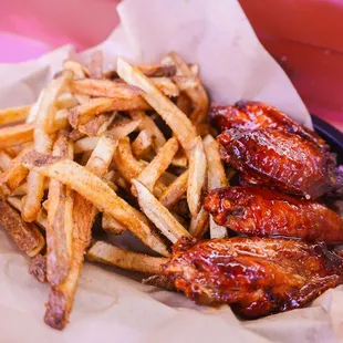 food, chicken wings and fried chicken