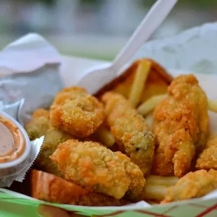 Fried oysters basket with toast &amp; fries
