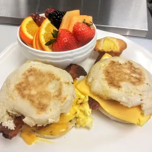 a plate of breakfast foods