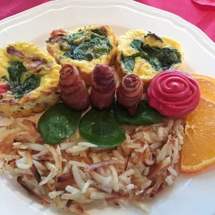 a plate of breakfast foods