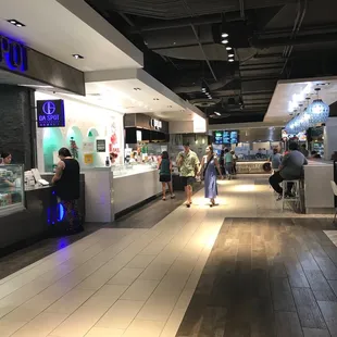 The walkway in from the Macy's side