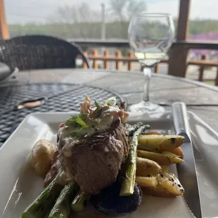 Steak with asparagus