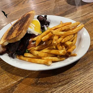 Bojomans BLT with seasoned fries