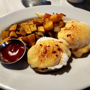 eggs benedict with potatoes and ketchup