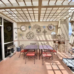 Outside dining. Very pretty!