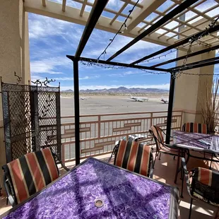 Outside dining! So inviting!!