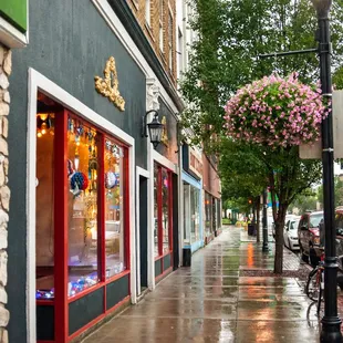 a city street with cars parked on the sidewalk