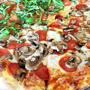 Half pepperoni/shroom and Margherita pizza pie! This def will not be my "Last Slice" here!