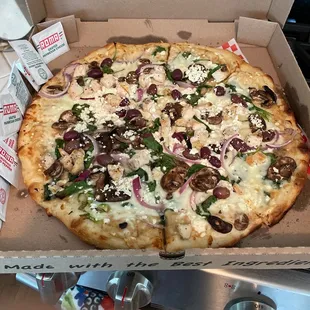 White roasted garlic sauce, chicken, red onion, calamata olives, spinach, mushrooms and feta...