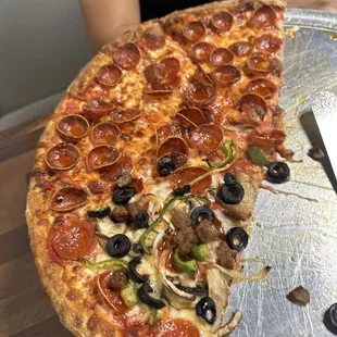 Great new pizza place. Got pepperoni and the deluxe pizza.