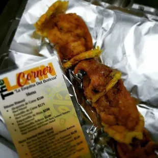 Pincho Frito de Cerdo o Pollo y Tostones / Fried Pork or Chicken Kabob with Tostones