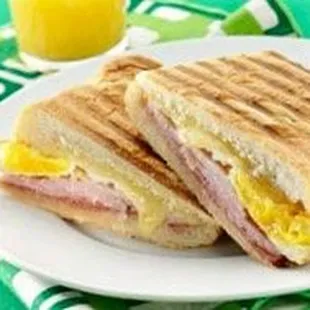 Sandwich de huevo, jamón y queso