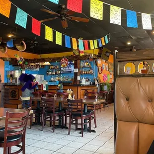 Dining area +bar