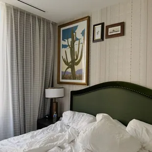 Cozy king room &amp; bed