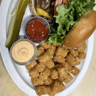 The liberties The food is very delicious. It has a good atmosphere to enjoy with the family. I recommend this place, bar-restaurant